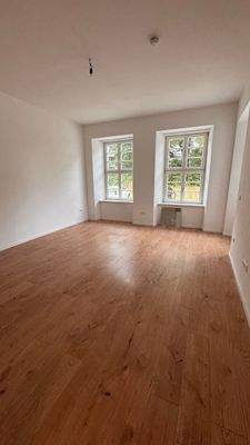 Helles Wohnzimmer mit Parkett