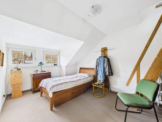 Schlafzimmer mit Zugang zum Spitzboden