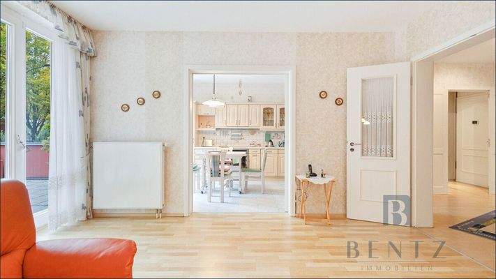 Wohnzimmer mit angrenzender Küche 