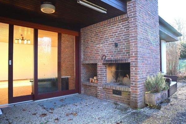 Terrassenzugang mit Außenkamin