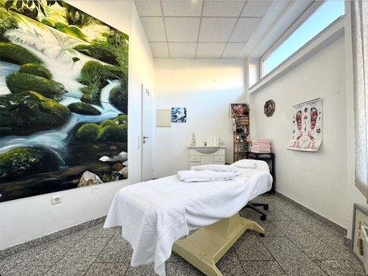 Wellnessraum mit Waschbecken