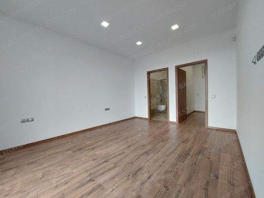 Schlafzimmer mit bodentiefen Fenstern