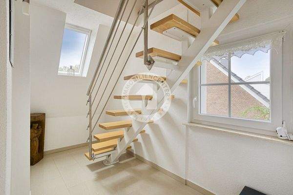 Der Treppenaufgang in den wohnlich ausgebauten Spitzboden....