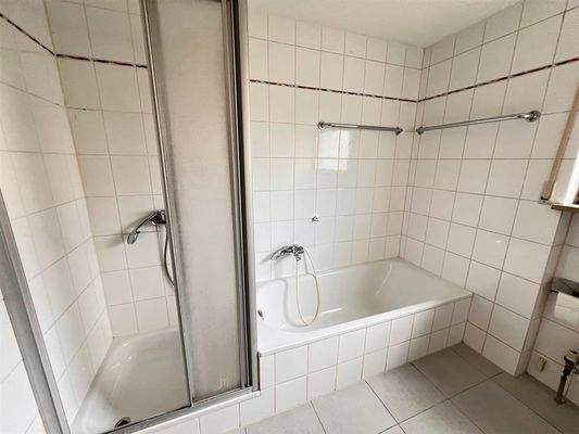 mit Dusche, Badewanne