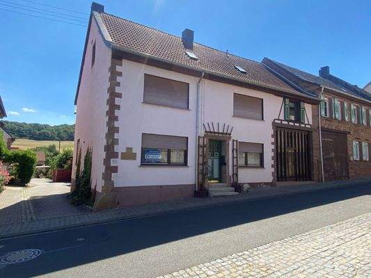 Straßenansicht mit 2 Eingängen