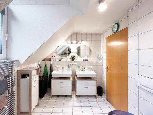 Badezimmer mit 2 Waschbecken 