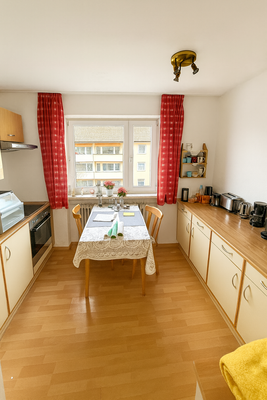 Küche mit KI generiert und eingerichtet als Wohnbeispiel