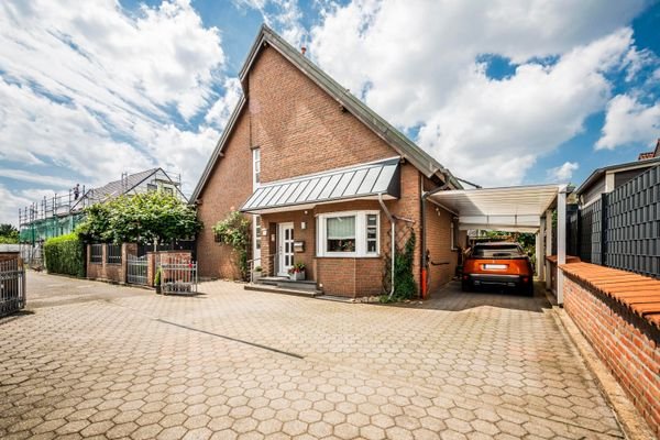 Große Einfahrt und Carport inkl.