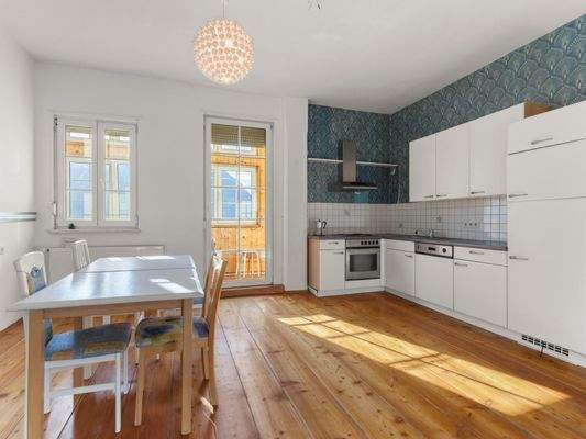 Geräumige Küche mit wunderschönem Holzboden