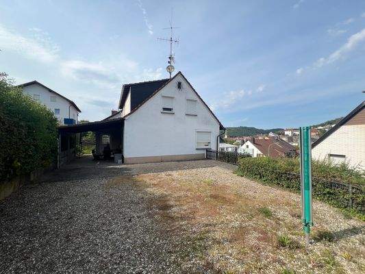 Seitenansicht mit überdachter Terrasse