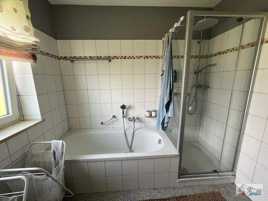 Bad mit Badewanne und Dusche