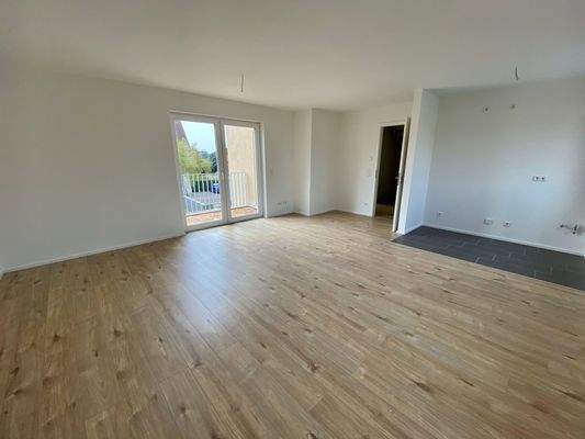 Wohnzimmer mit offener Küche