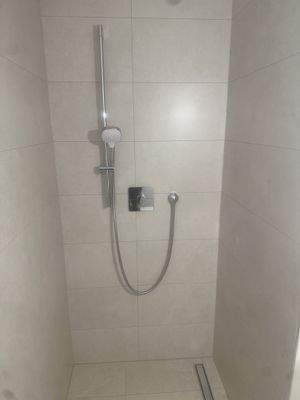 Badezimmer mit Dusche (2).jpg