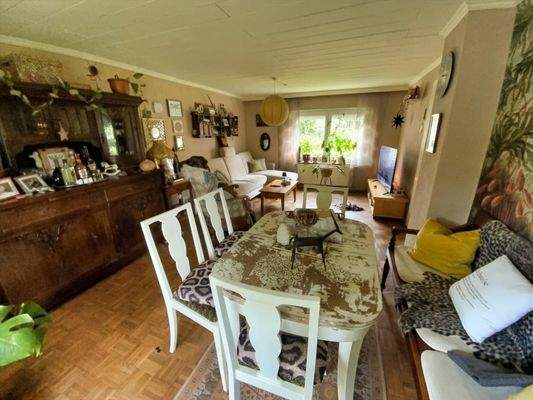 Wohnzimmer mit Essbereich im Erdgeschoss