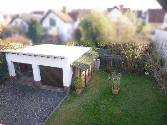 Doppelgarage und Garten