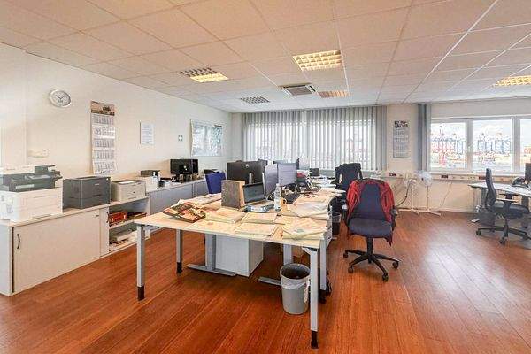 Große Bürofläche parallel zum Flur