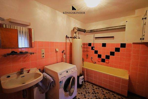 direkt dahinter: das Bad mit antikem Badeofen...