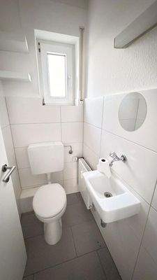 Separates WC mit Waschbecken