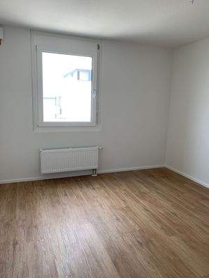 Leerer Raum mit Holzboden