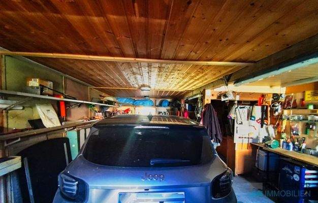 Große Garage mit Wallbox