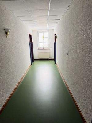 Langer Flur mit Fenster