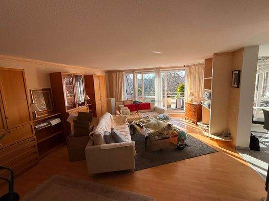 Wohnzimmer mit angrenzendem Essbereich.jpg