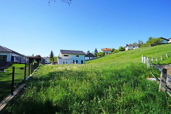 Blick entlang der Grundgrenze zum östlichen Nachbarn
