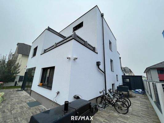 Einfahrt und Autoabstellplätze