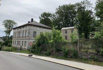 Villa mit Nebenhaus