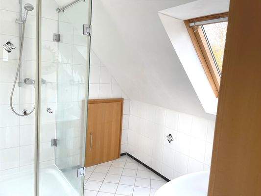 helles Tageslichtbad mit Dusche