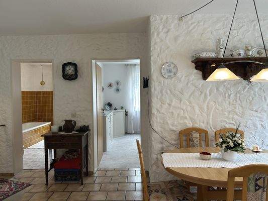 Hauptwohnung: Blick Bad und Zimmer