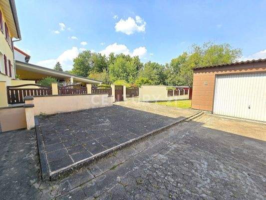 Große Terrasse hinter dem Haus