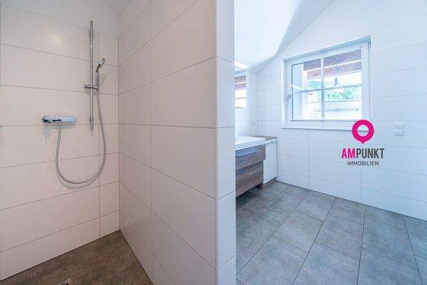 Dusche im Badezimmer