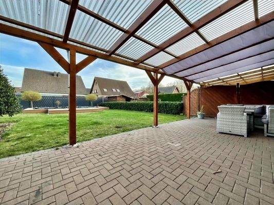 Große überdachte Terrasse