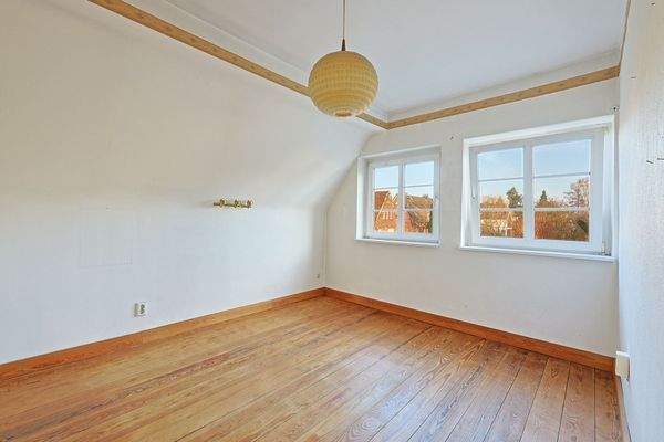 Kinderzimmer mit zwei Fenstern zum Garten