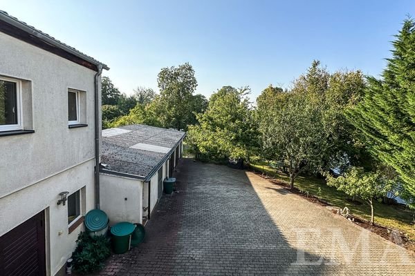Blick von der Dachterrasse zum Innenhof
