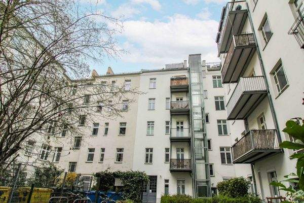 Innenhof und Fahrstuhl