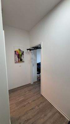 Moderner Flur mit Gemälde