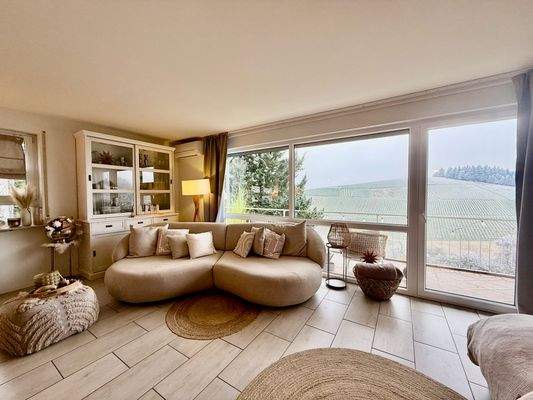 Wohnzimmer & Blick auf Balkon