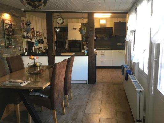 Essbereich mit Blick in die Küche