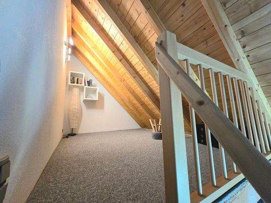 Schlafempore über Büro DG