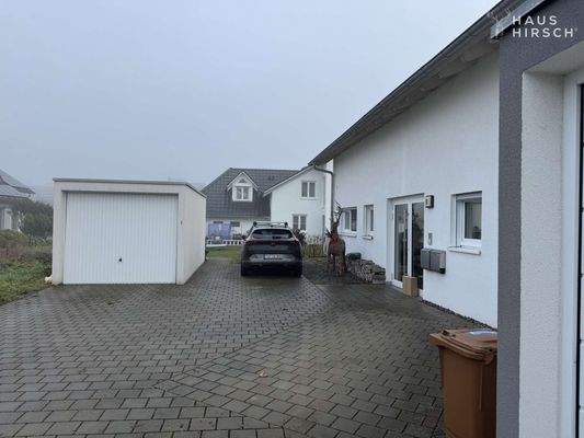 Garage und Stellplatz