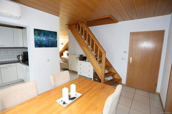 Essbereich mit Treppe zum ausgebauten Spitzboden