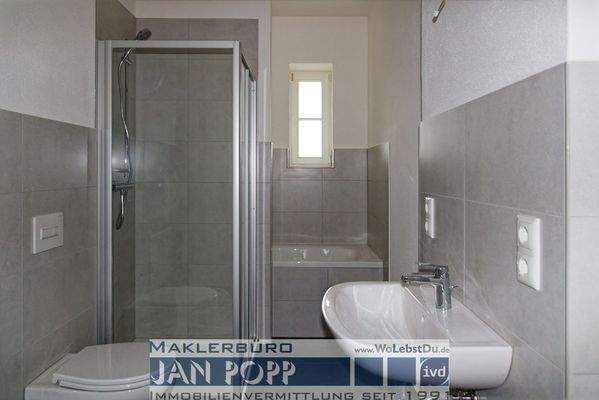 Tageslichtbad mit Wanne und Dusche