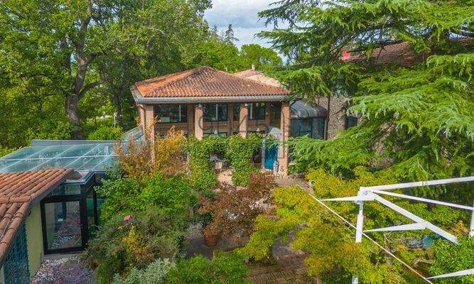 Moderne Villa mit Panoramablick in Castel San Pietro Terme – Emilia-Romagna