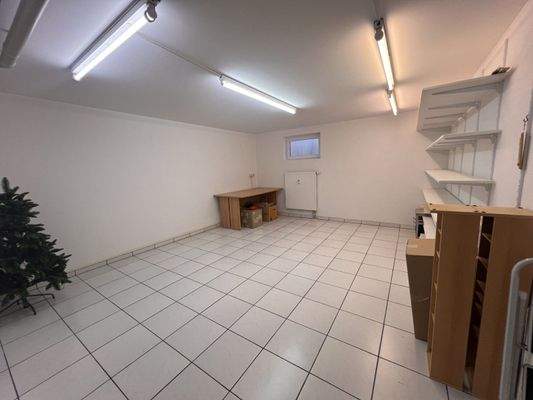 Multifunktionaler Kellerraum mit optimaler Beleuchtung und flexiblen Einbauregalen