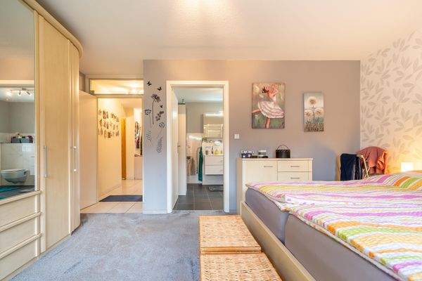 Schlafzimmer mit Blick zum Badezimmer und Flur