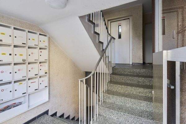 Treppenhaus inklusive Aufzug