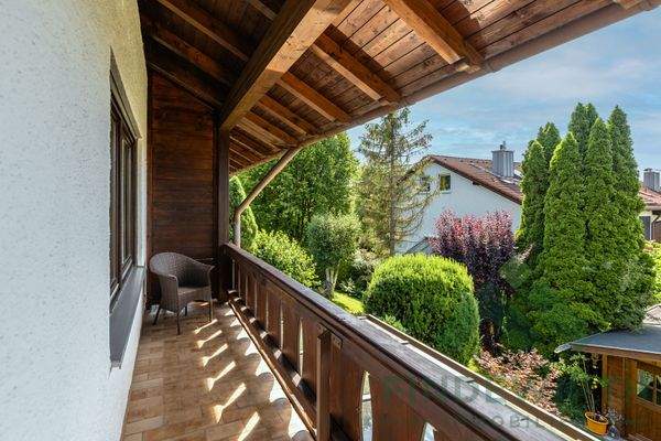 Westbalkon mit Blick in den Garten 