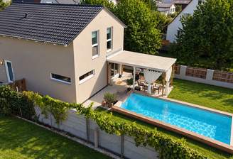 Hausansicht mit Garten